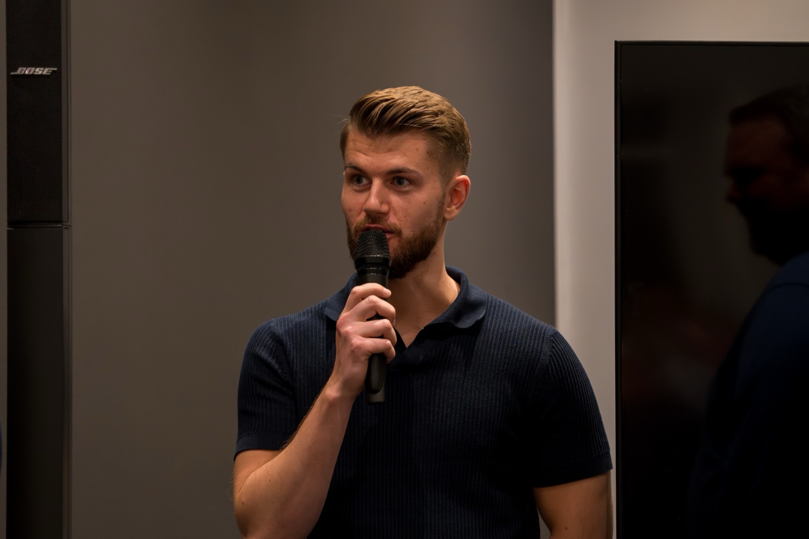 Daniel Carle taler med mikrofon