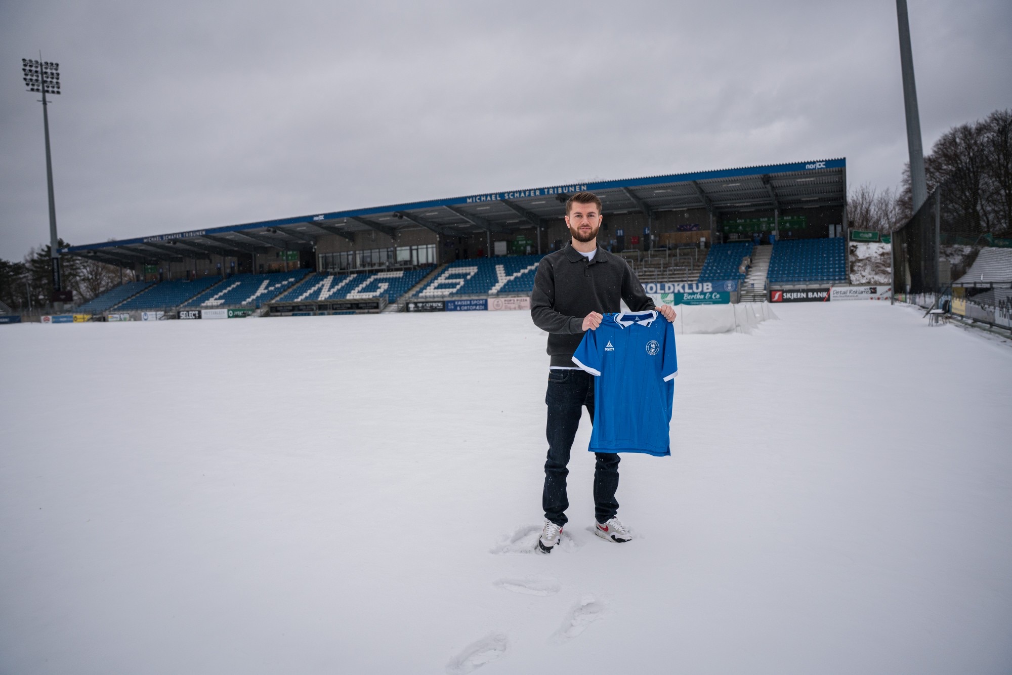 Daniel Carle med en Lyngby-trøje på det snedækkede stadion
